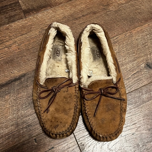 UGG Women’s Dakota Moccasins - Chestnut, Size 11 - Picture 1 of 7